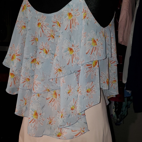 BEAUTIFUL LIGHT BLUE FLORAL TOP. MEDIUM - Picture 2 of 7